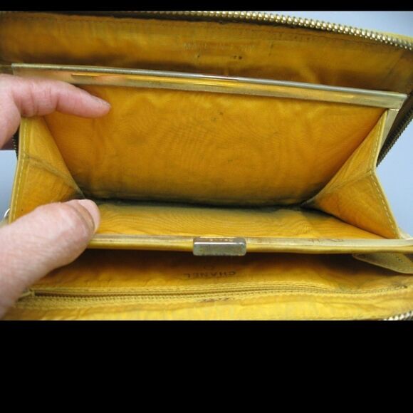AUTHENTIC CHANEL VINTAGE YELLOW CAVIAR LEATHER TIMELESS WALLET CROSSBODY - Picture 7 of 15